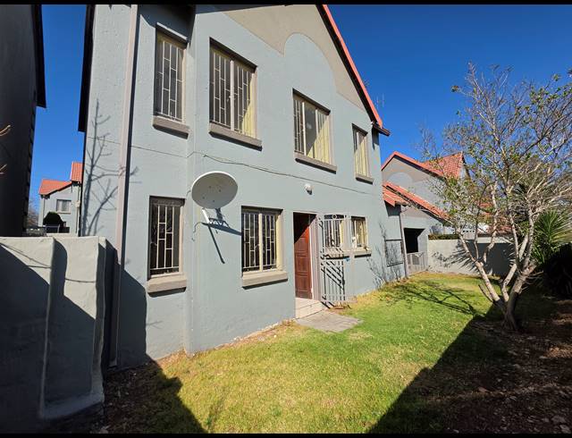 3 BEDROOM TOWNHOUSE FOR SALE IN KOSMOSDAL